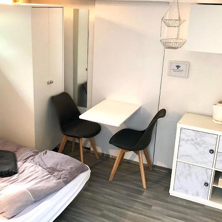 Modernes Zimmer Mit Kuechenzeile Und Bad Denkte Exterior foto