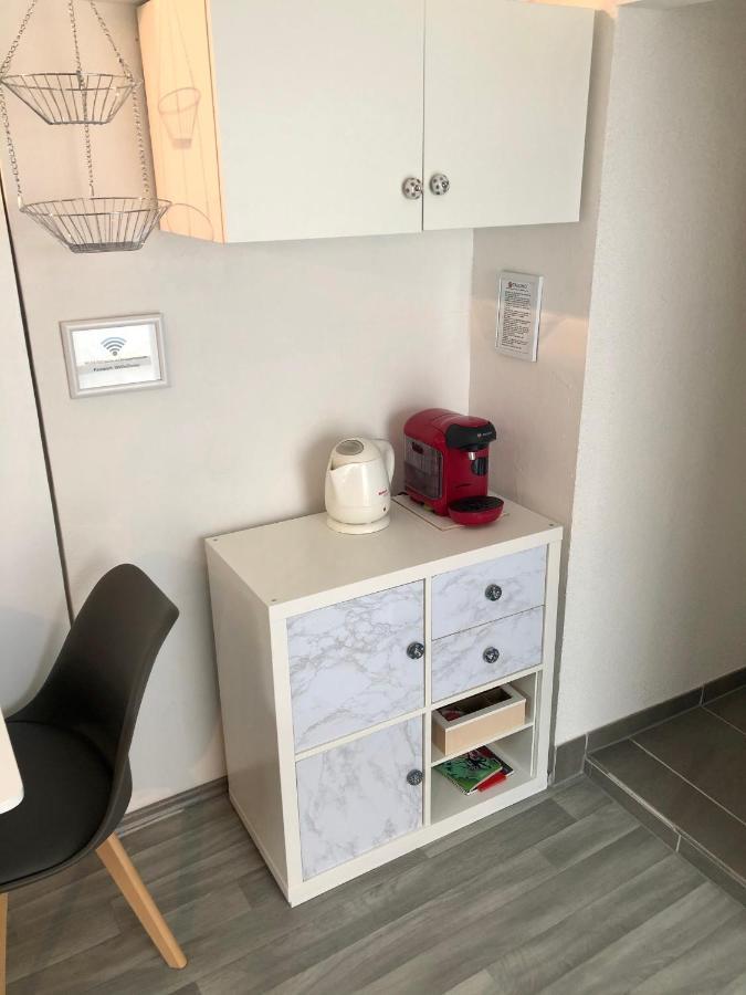 Modernes Zimmer Mit Kuechenzeile Und Bad Denkte Exterior foto