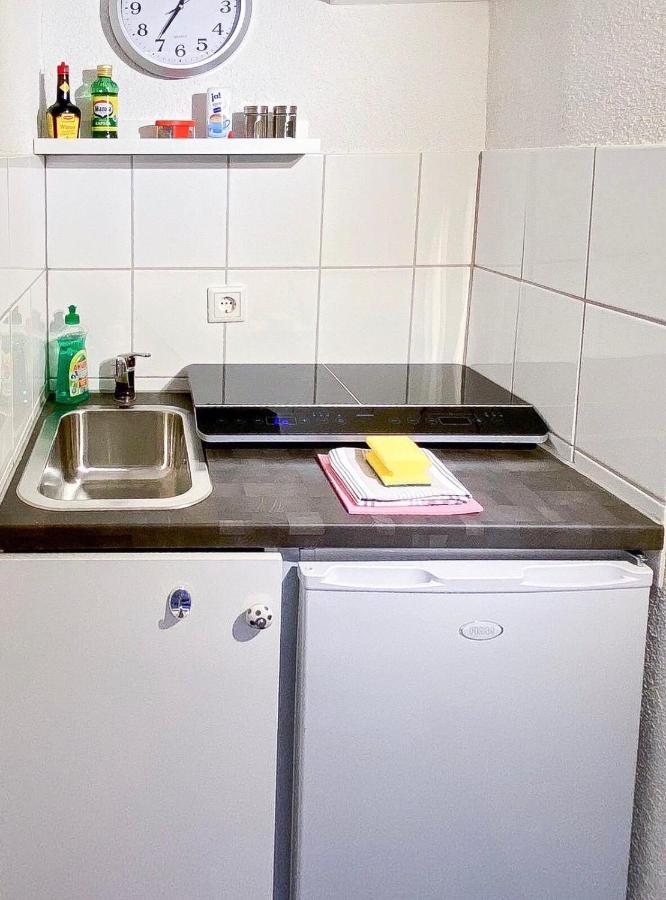 Modernes Zimmer Mit Kuechenzeile Und Bad Denkte Exterior foto