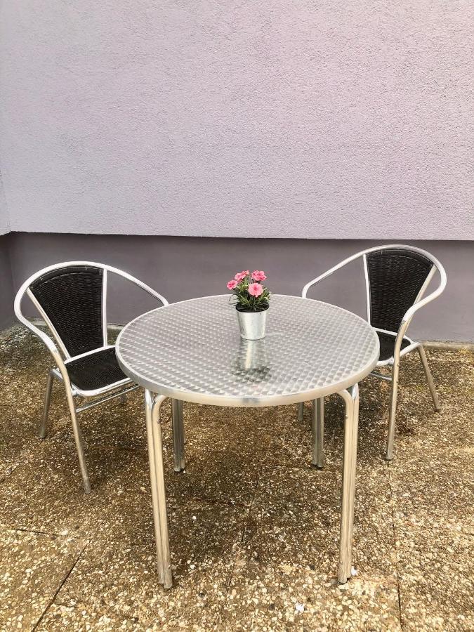 Modernes Zimmer Mit Kuechenzeile Und Bad Denkte Exterior foto